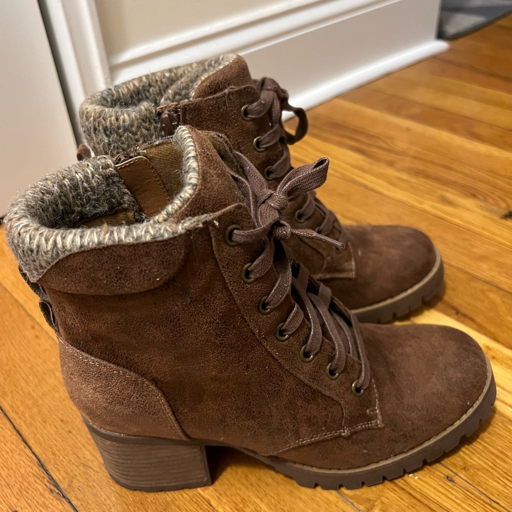 Steven madden women’s size 8 brown zip up boots with lace detail.